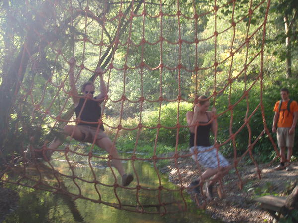 Rob en Deborah klimmen via een net naar de overkant