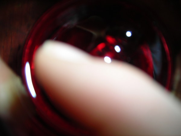 Een close-up van een vinger en een glas. Denk ik.