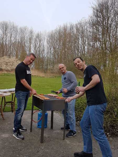 Echte Mannen barbecuen met één hand