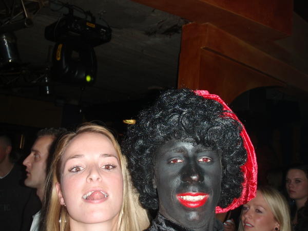 Natasja probeert haar tong te zien, en Zwarte Piet (met pet)